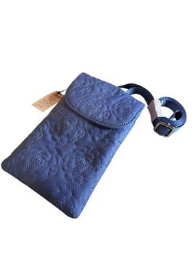 NWT CHICO’S Quilted Light Blue Crossbody Phone Bag (TXABIN)